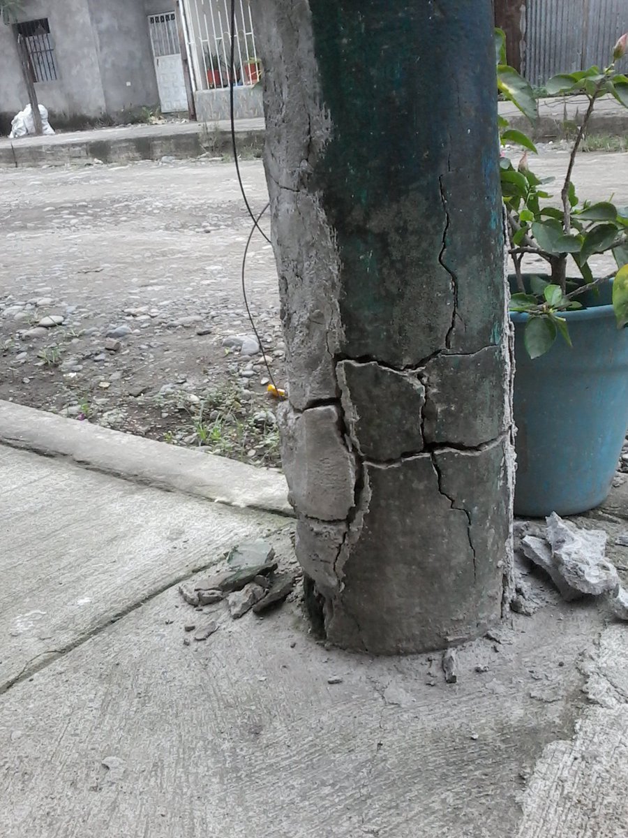 AbrahamAALH's tweet photo. Habitantes hemos solicitado el cambio de poste de alumbrado eléctrico por mal estado y no hay respuestas @CNEL_EP https://t.co/V1M0f3seCy