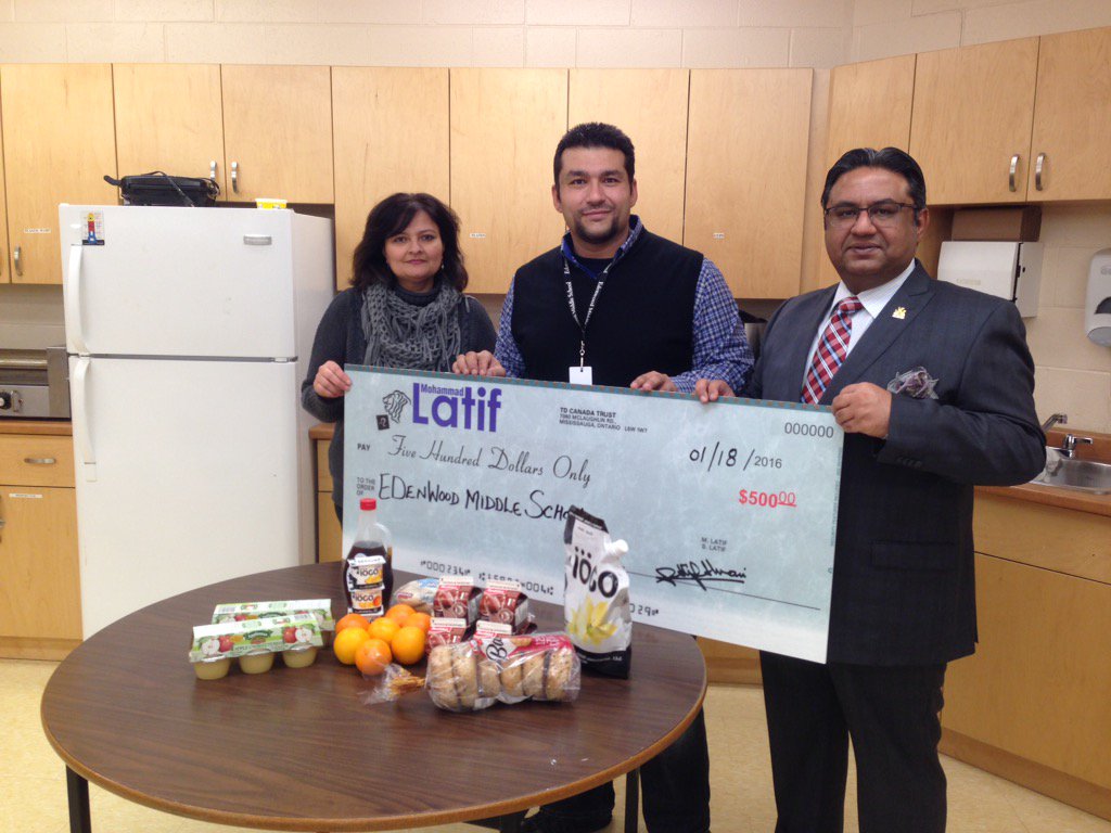 Soutanidis63's tweet photo. School Council @EdenwoodMS bringing local support for Breakfast club.  Thanks Mr Latif @mlatifawan https://t.co/k3UAnDWERx