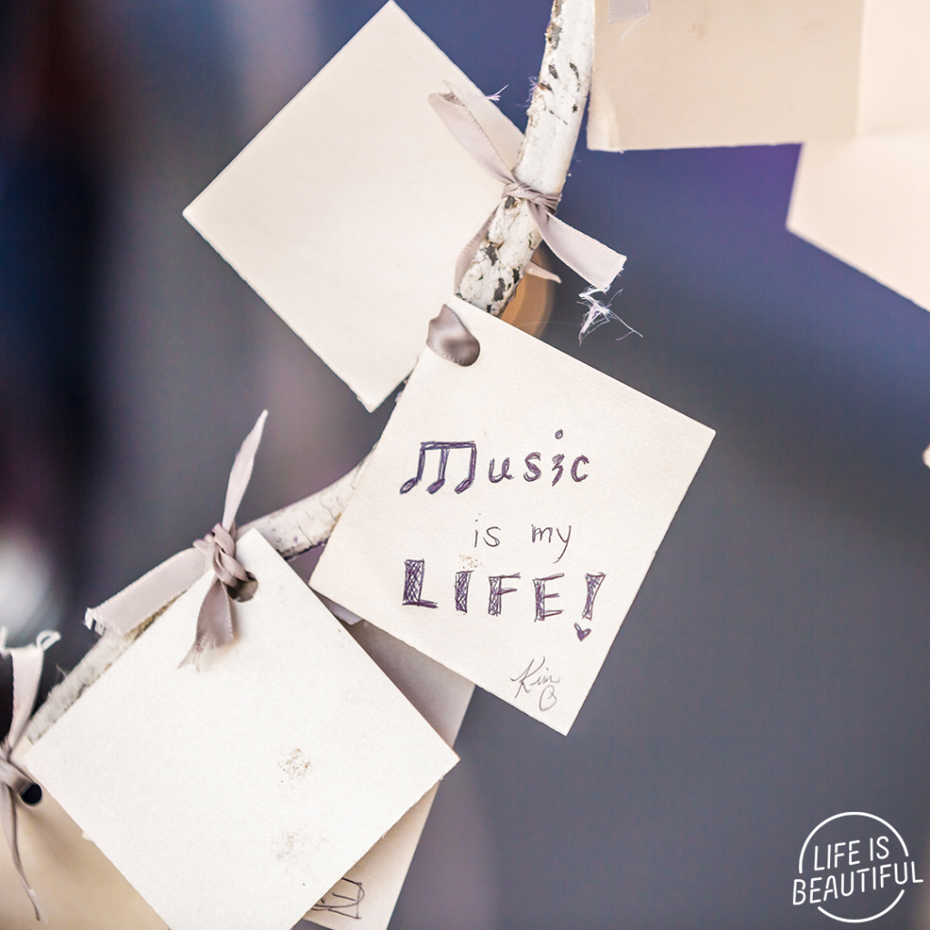 lifeisbeautiful's tweet photo. Happy #MotivationalMonday! 😌 What song is kicking off your week? 🎶▶▶ #MusicIsBeautiful #LifeIsBeautiful2015 https://t.co/wKzMVbeWoX