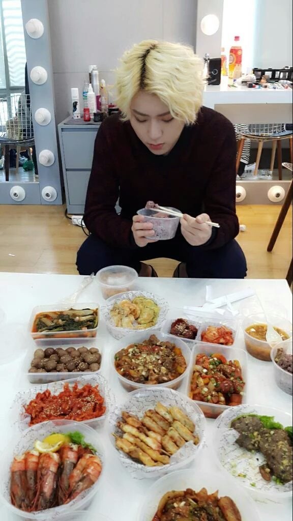 BlockB_eating's tweet photo. Zico eating korean food 🍜 https://t.co/yQSvdtbIXS
