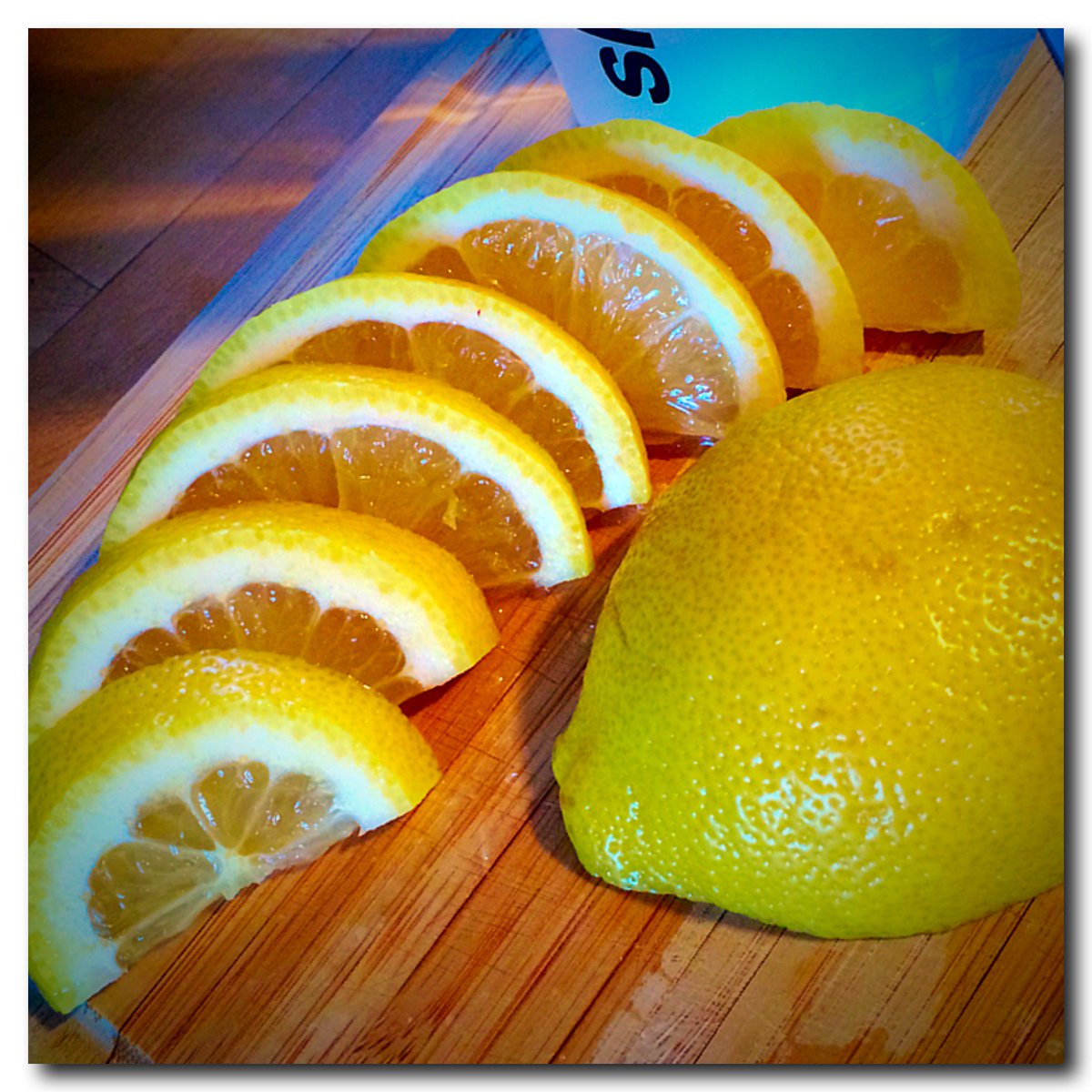 TheKateMcDee's tweet photo. Lemons in my water actually help me drink it! #h2o #hydrate #notawaterfan #iwishilovedwater #dietsodaaddict #8cups https://t.co/4WM4x7btAO