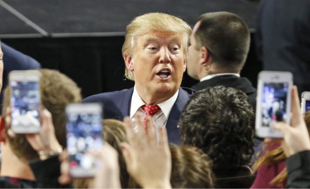 iPhoneTeam's tweet image. Trump says he will force Apple to manufacture in the US