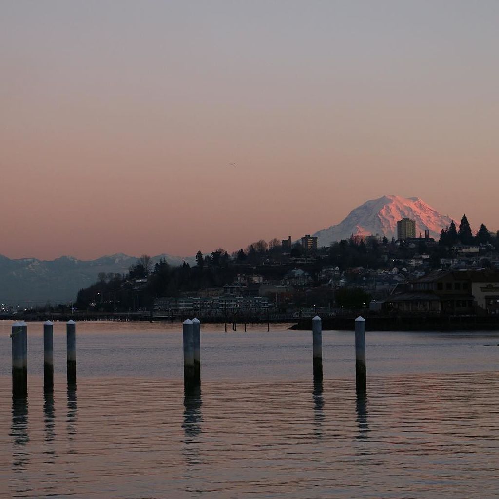 chinookpassnews's tweet photo. At https://t.co/cWRD1inTaa -- Mt. Rainier and Tacoma #mountrainier #sunset #tacoma #pnw #commencementbay #rustonwa… https://t.co/vOCqgBcZmB