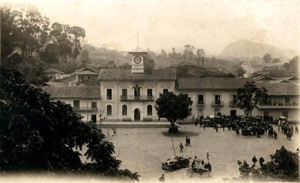 DeepSageApp's tweet photo. Esta es la alcaldía y plaza de Pacho (Cundinamarca) en la década de 1930 #HistoriaDeColombia https://t.co/bNojYztLHJ