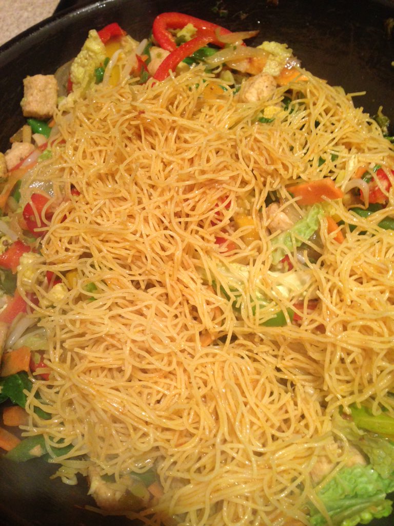 RanosKitchen's tweet photo. Veggie rice noodles stir fry #FlavourPacked 👌 https://t.co/uySZbBVbBM