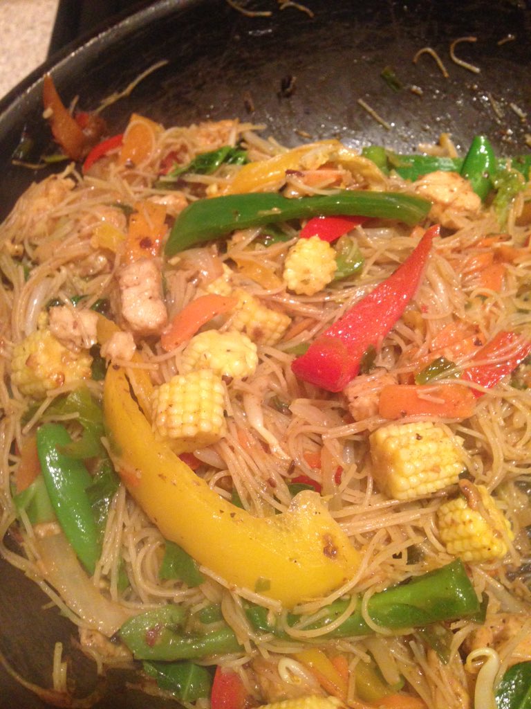 RanosKitchen's tweet photo. Veggie rice noodles stir fry #FlavourPacked 👌 https://t.co/uySZbBVbBM