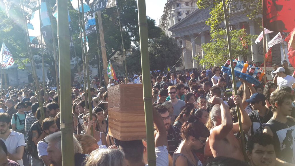 PrensaTupac's tweet photo. Asi esta ahora Plaza de Mayo #LiberenAMilagro https://t.co/2ihI2kmlpw
