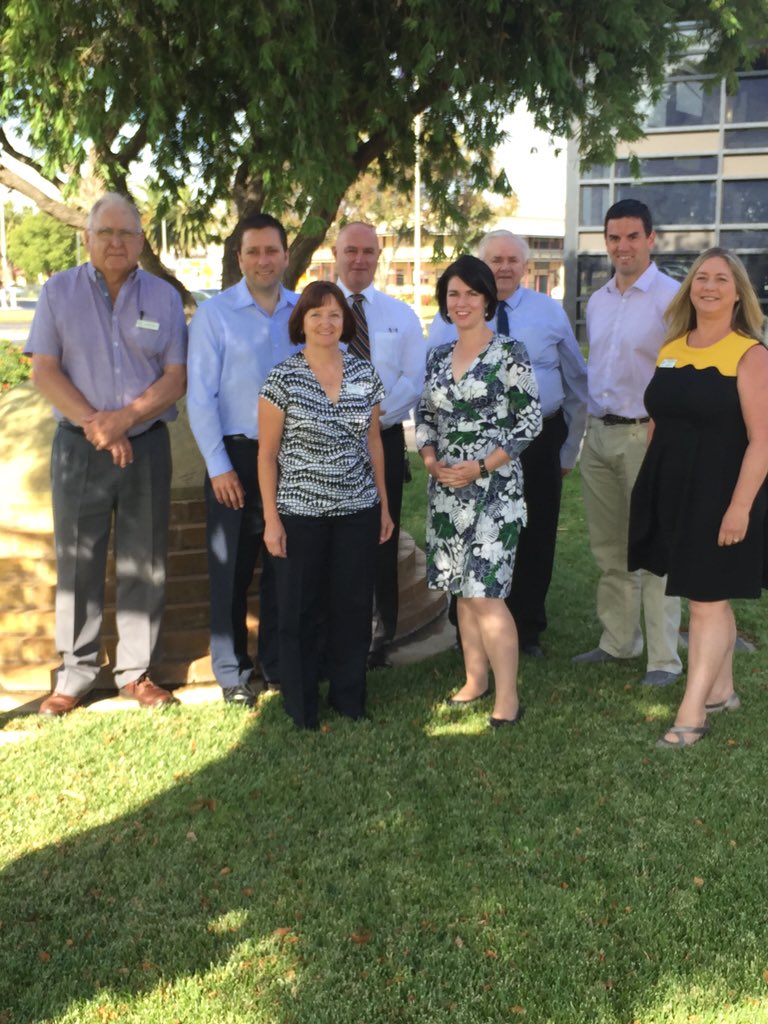 MatthewGuyMP's tweet photo. Always a pleasure to be in @hindmarshshire with @EmmaKealyMP @BradBattinMP @HindmarshCEO in Outback Victoria! https://t.co/qqjWtfIOeF