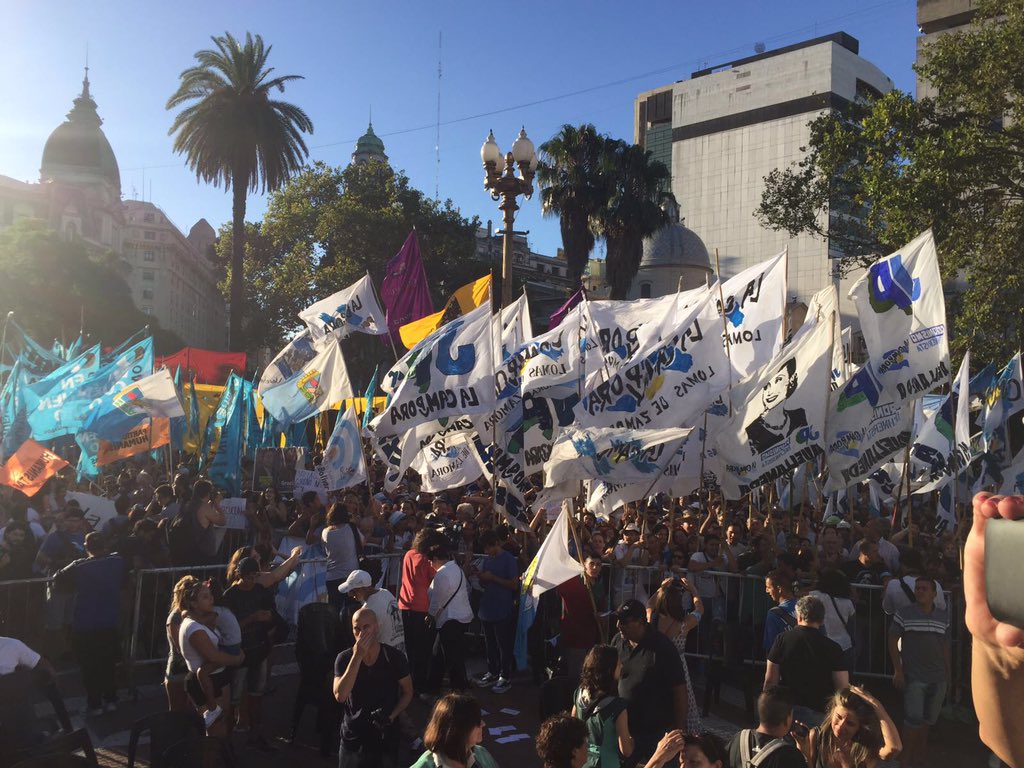 PrensaTupac's tweet photo. Ahora Plaza de Mayo #LiberenAMilagro https://t.co/u9khbI5dXo