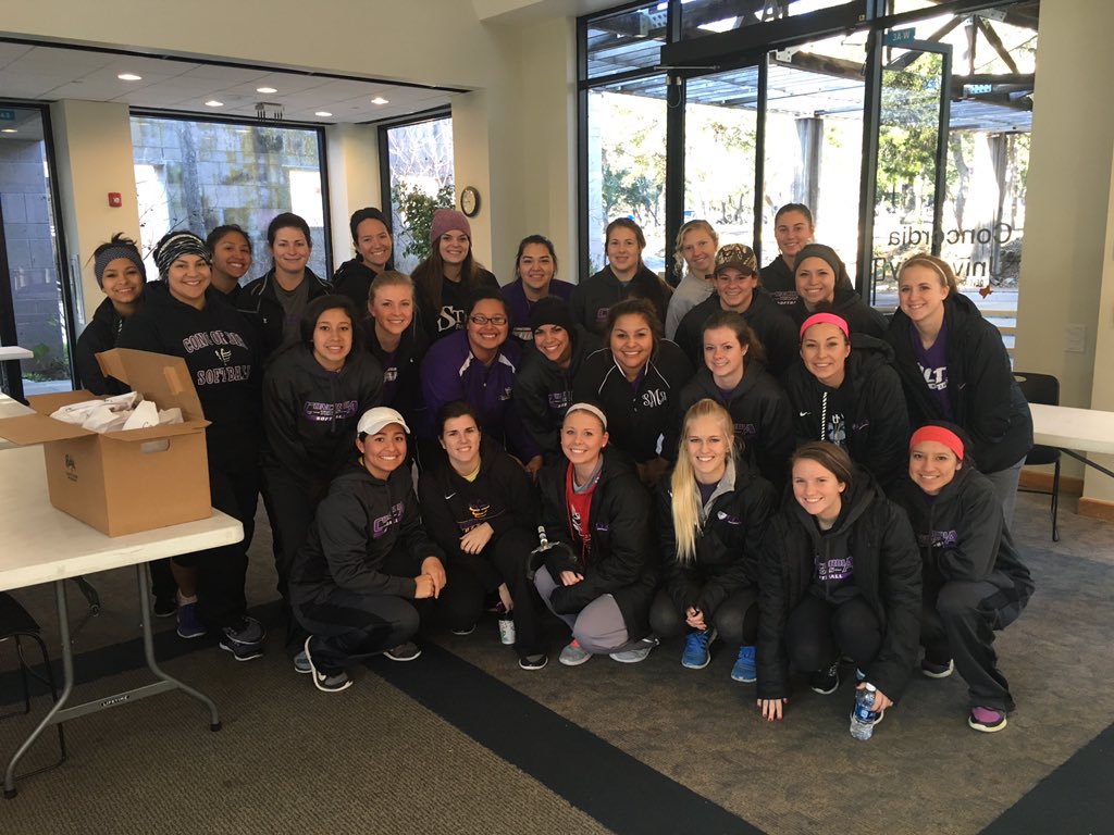 ReeksAcosta's tweet photo. Softball Volunteering on MLK day with CTX service learning to clean up Concordia ! #ctx #ctxsoftball #mlkday https://t.co/NAnmZ39Upr