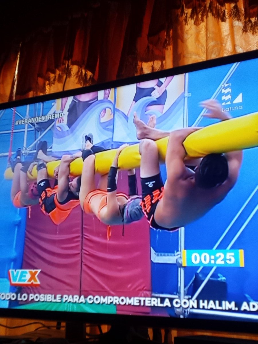 09Takayama's tweet photo. @VeranoExtremoL mirando mi programa favorito😊 felicidades @Tomatebarraza01  🙉 y @rafaelcardozotv💪✌ https://t.co/V1gnofxyCi