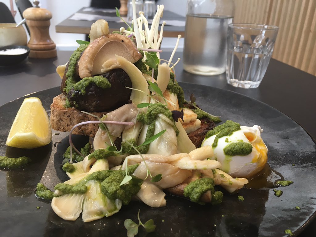 inkmarksofsu's tweet photo. #aboutthismorning Smoked mushrooms, haloumi &amp; poached egg @WynyardCafe 😍 Good morning tweethearts! 🍴 https://t.co/PHQmIAsHlb