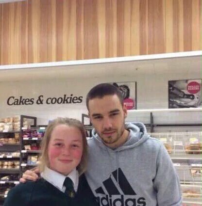 OT4galaxy's tweet photo. Liam with fans in London today
#OneDBestFan2016 
 https://t.co/yq2ggtCENh