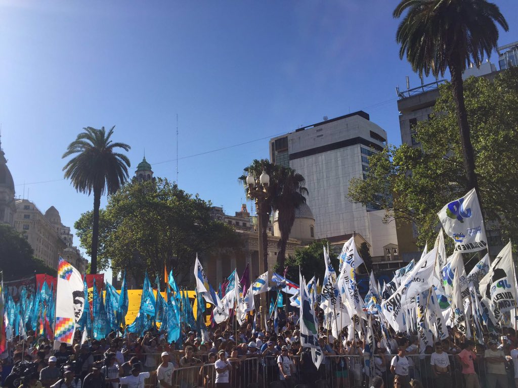 PrensaTupac's tweet photo. Plaza de Mayo. Miles de personas reclamaron #LiberenAMilagro https://t.co/xFPsqhe7od