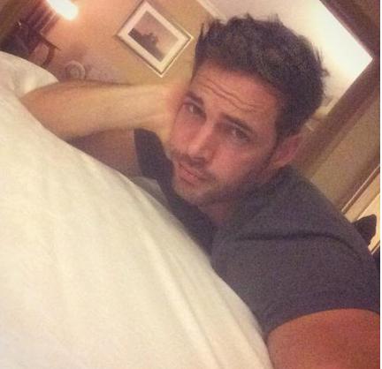 anacarla301's tweet photo. #MiAngelDeLaEternidad me regalas tu mirada y tu desvelo bajo la luna cuando danzas en mis sueños @willylevy29 #FansE https://t.co/WJLmZhTyXj