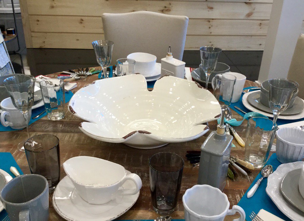SWOON WORTHY LEAF BOWL. #shopmaxib.home #passionforpretty #januarywhite