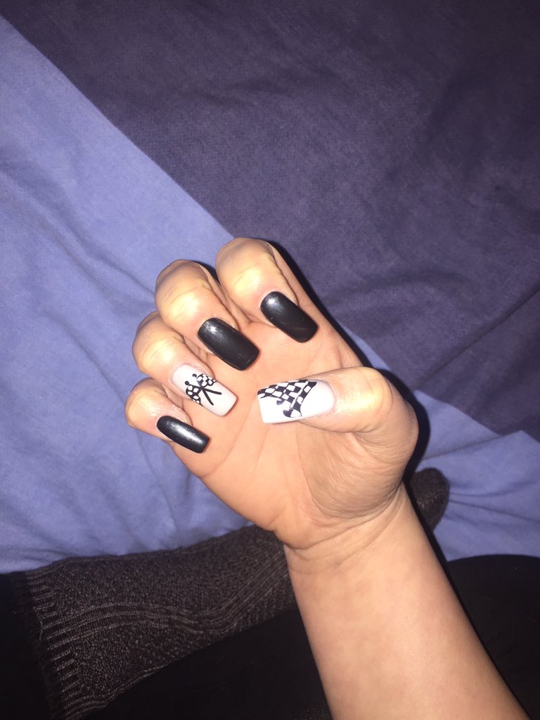 HannahStirk's tweet photo. #racingflags #newnails 💝 https://t.co/PlFlK0jrRw