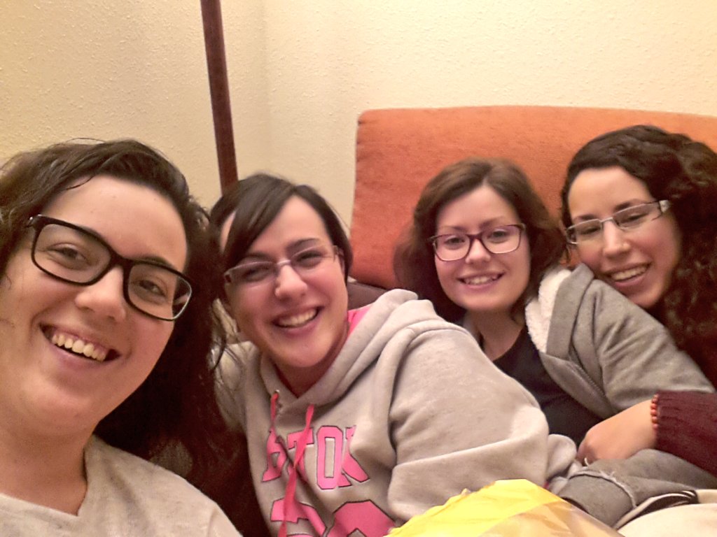 crisferla's tweet photo. #LeItGo #UnPrincipePara  selfie @crisferla @3rika2010 @sandrykuka @lunaloka7 https://t.co/ChzC1gWEWD