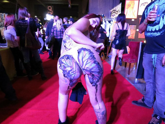 Body painting 😍😘 https://t.co/hR6wdBaY0e