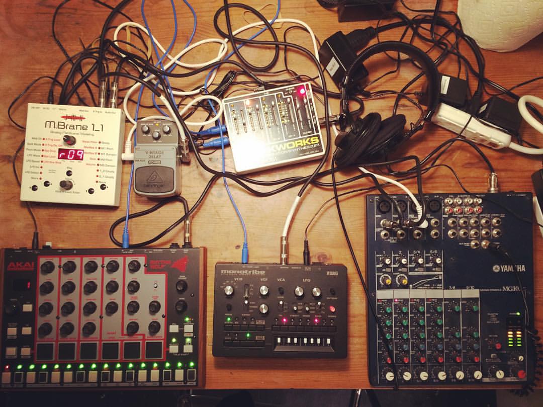 thingstocome's tweet photo. My kitchen table sounds excellent right now. #thehorrorist #whoneedstoeatanyway https://t.co/UpGT9As8FK