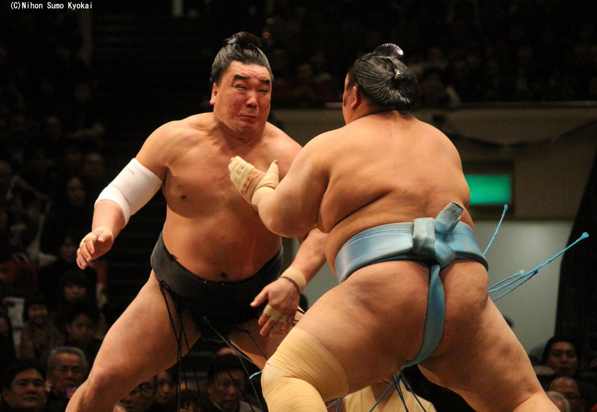 九日目の様子 幕内取組 白鵬 上手出し投げ 栃煌山 白鵬９連勝 日馬富士 上手投げ 琴勇輝 日馬富士勝ち越し Sumo 日本相撲協会公式 Scoopnest