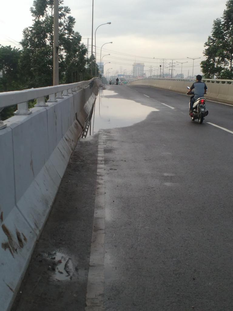 jakartabarat66's tweet image. @KemenPU @BinaMargaDKI Bgmn saluran tali air di underpass dan FlyOver banyak yg #mampet undang #macet