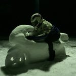 雪で作った本物さながらのバイクがカッコいい!