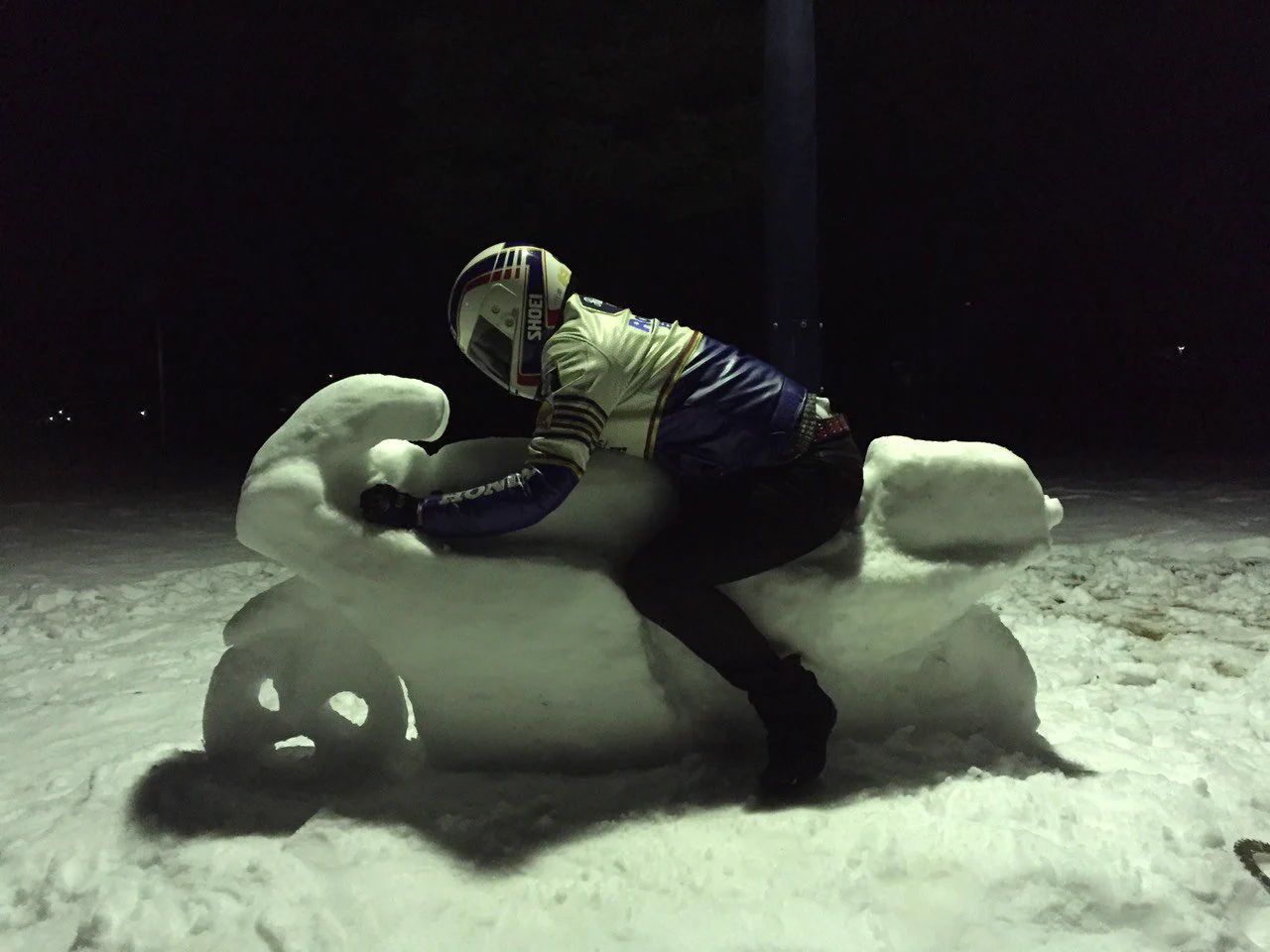 雪で作った本物さながらのバイクがカッコいい！