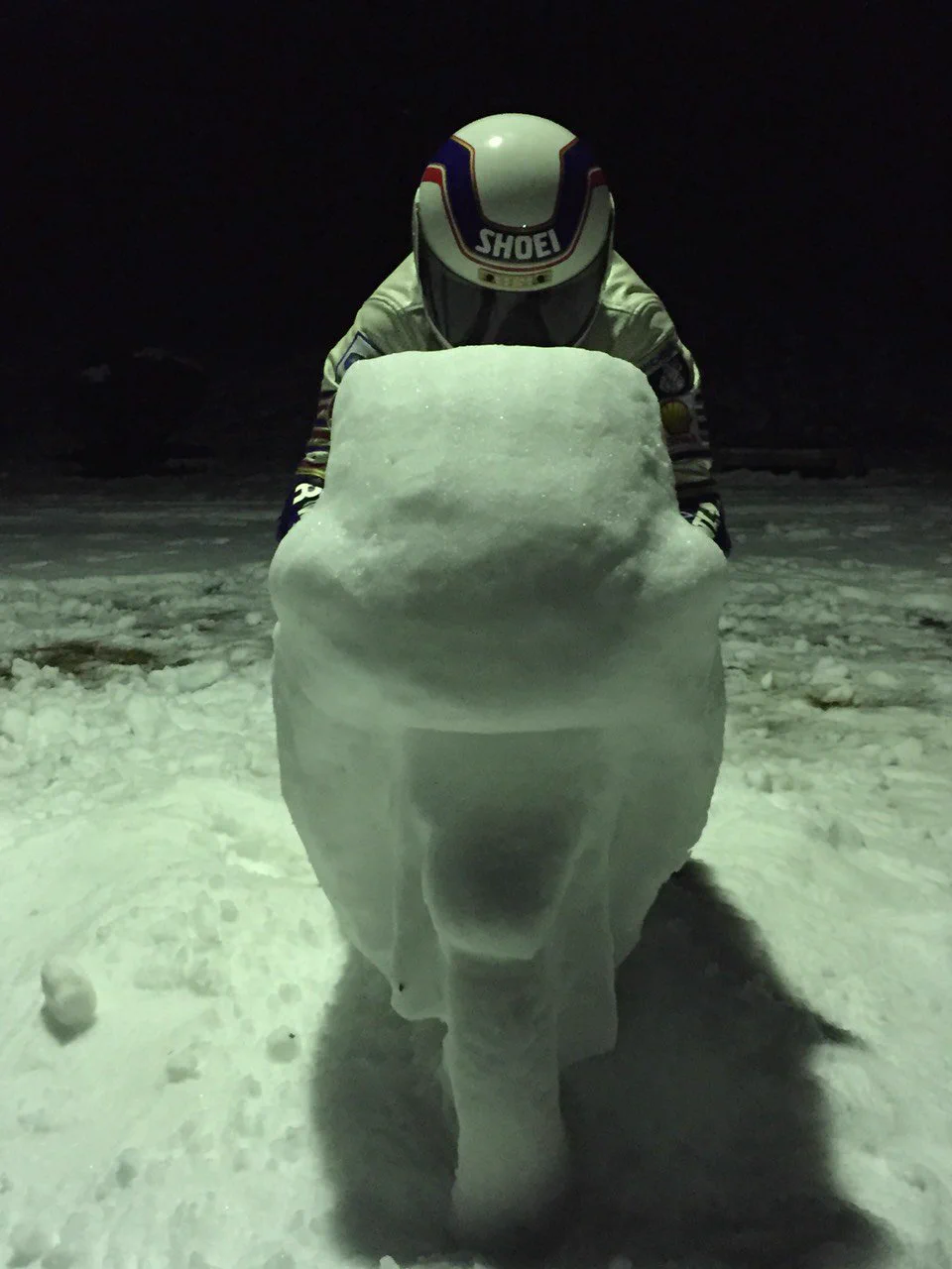 雪で作った本物さながらのバイクがカッコいい！