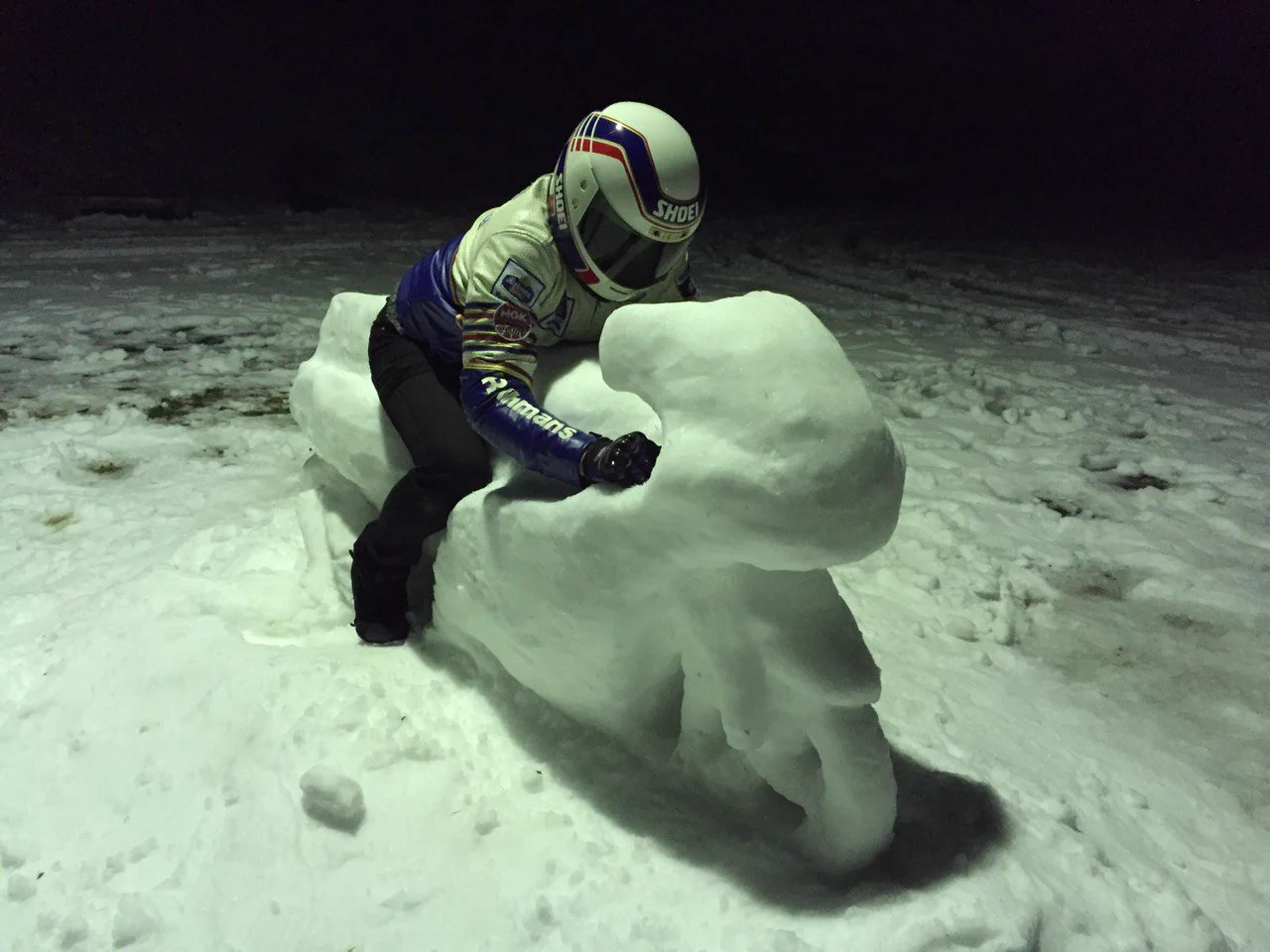 雪で作った本物さながらのバイクがカッコいい！