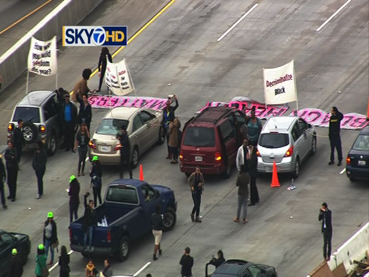 kron4news's tweet photo. People are chained together on the Bay Bridge blocking vehicles westbound. https://t.co/u0k4cE0s1W https://t.co/pzTxGxEnpX