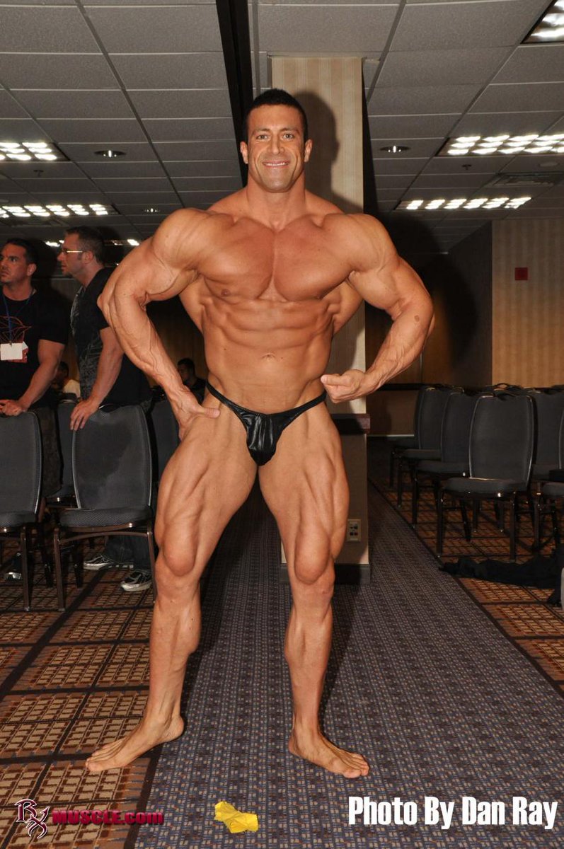 pacocutler's tweet photo. #bodybuilders #posing #mosmuscular #massive #shoulders #barefoot #malefeet #anthonytenuta vs #ChrisFitzpatrick https://t.co/nFvkf4lxlj