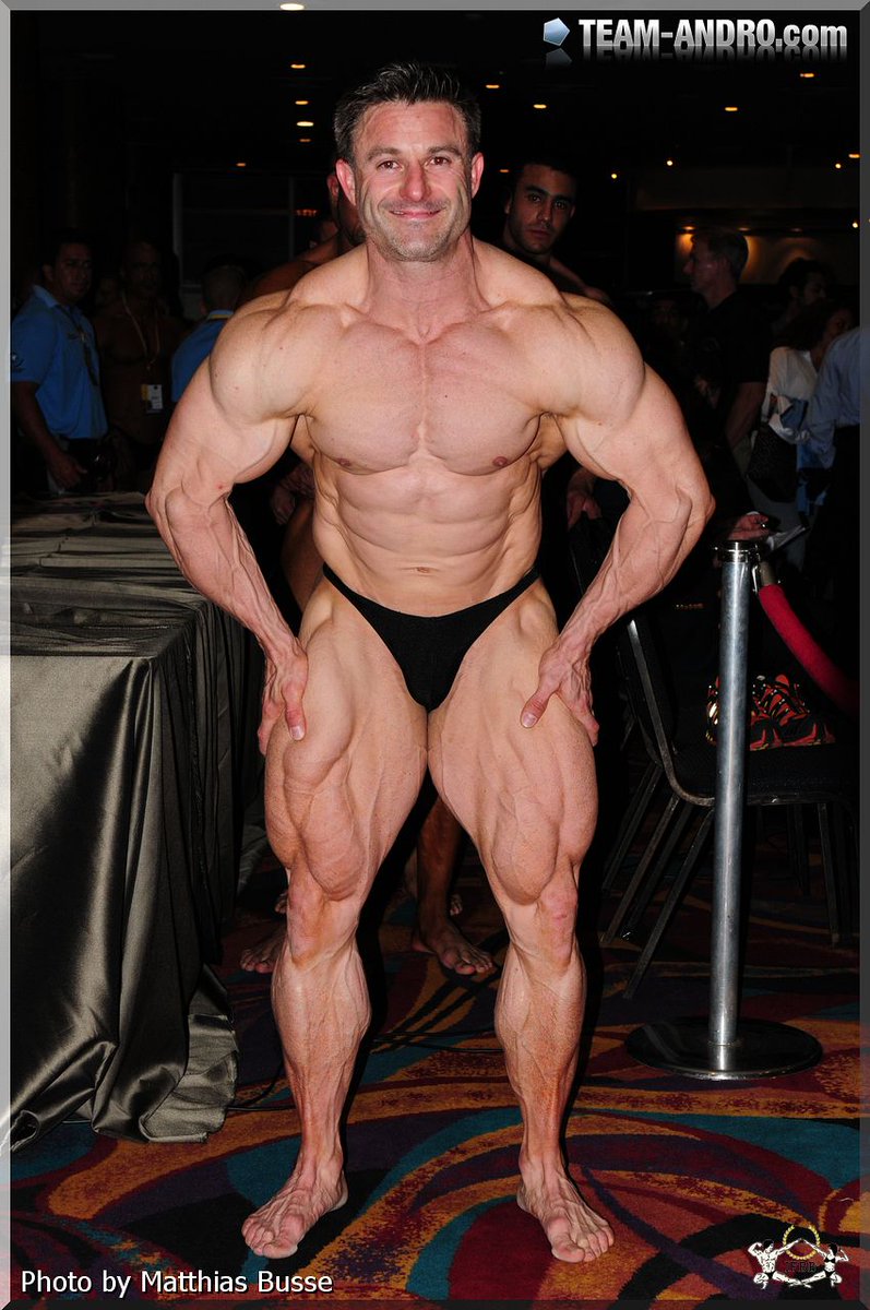 pacocutler's tweet photo. #bodybuilders #posing #mosmuscular #massive #shoulders #barefoot #malefeet #anthonytenuta vs #ChrisFitzpatrick https://t.co/nFvkf4lxlj