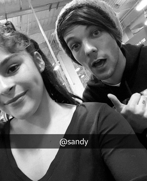 WorldNotes1D's tweet photo. Louis hoy 18 de enero con una fan en California.
#WMYBWEEK
-MC https://t.co/IYgWrUTthQ