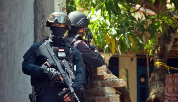 Polisi Intensif Periksa 4 Napi dan 8 Terduga Teroris berita-nusantara.com/2016/01/19/pol…