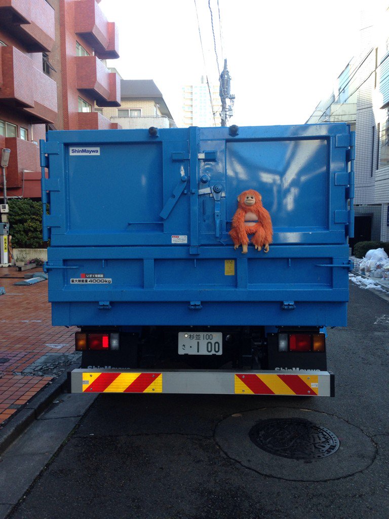 ゴミ収集車に挟まれたクリボー なぜ 捨てられたぬいぐるみを飾るのはよくあることらしい Togetter ゴミ収集車に挟まれたクリボー なぜ 捨てられたぬいぐるみを飾るのはよくあることらしい Togetter