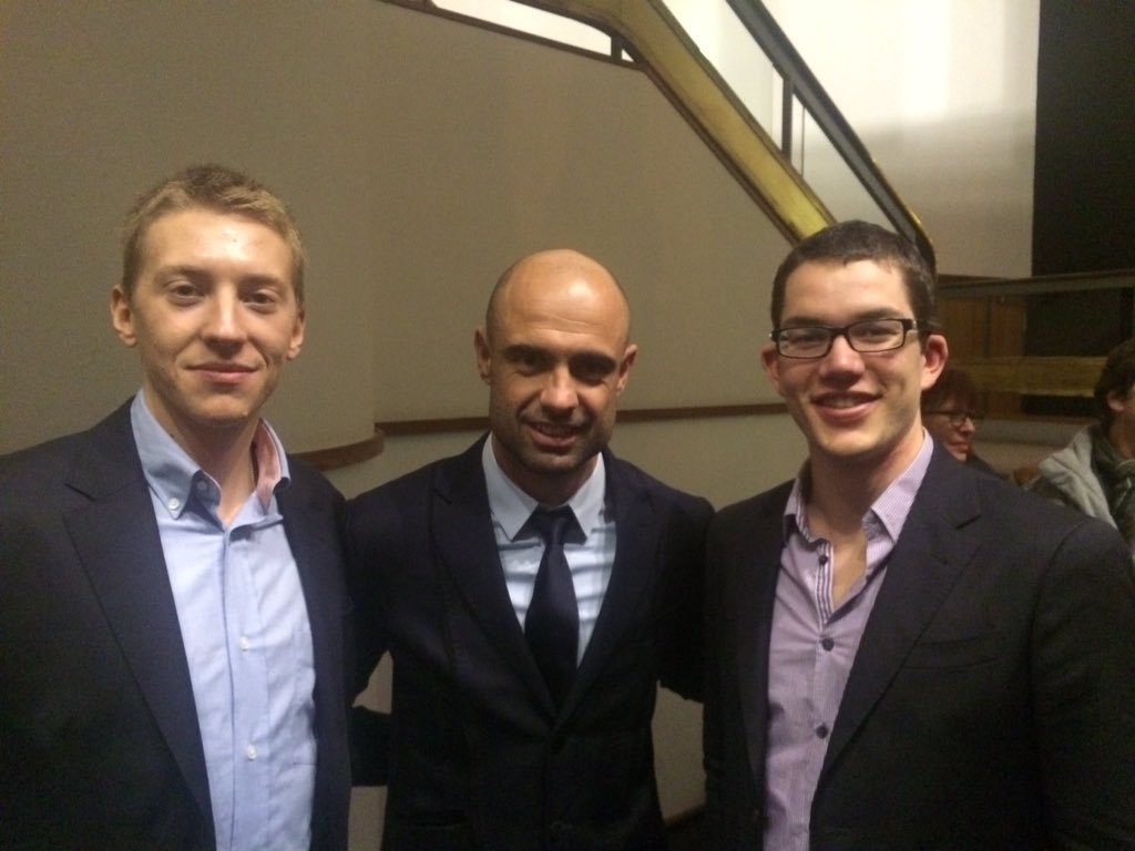 AUNLyon's tweet photo. #Lionsdusport Cris encourage Gus et Alexis ! https://t.co/6xiweLwlk6