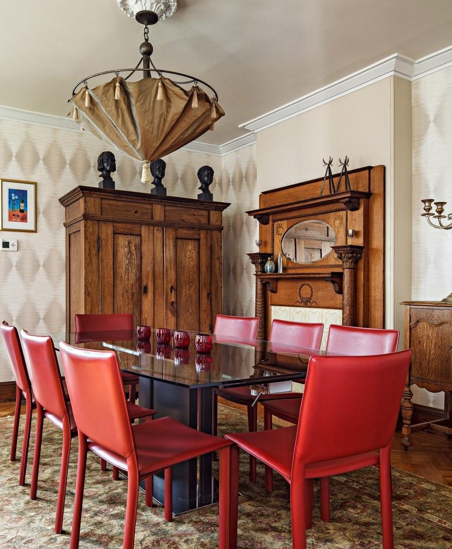 LuvyaJoshi's tweet image. @discernliving @ZeniaIrani #DiscernLiving Eclectic Dining Room With Contemporary Red Chairs  look out of the world