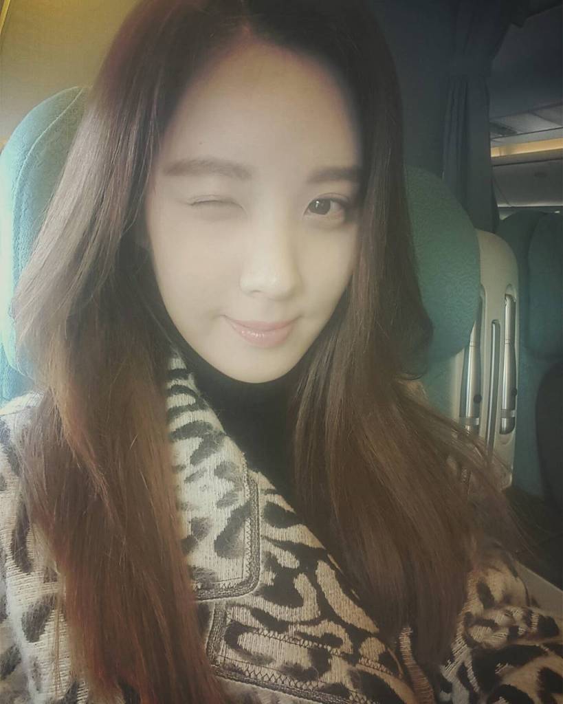 [PIC][19-01-2016]SeoHyun khởi hành đi Trung Quốc để họp báo cho hãng Game điện thoại - "可可魔城" vào sáng nay - Page 2 CZDA2mJWUAA7MYw