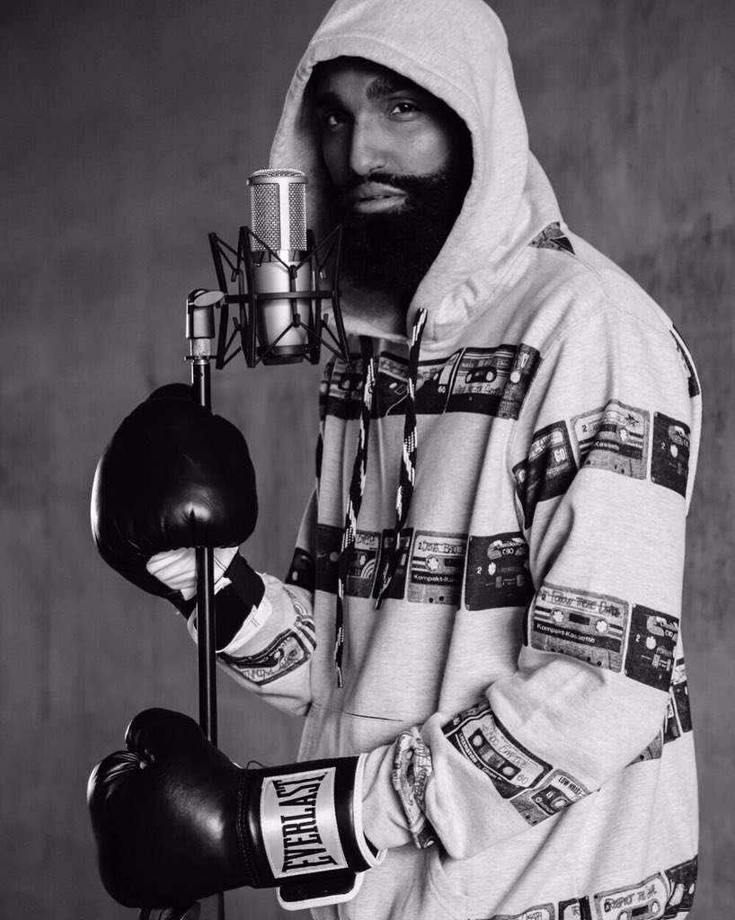 RiseRashid's tweet photo. Just waiting for "Microphone Ali" .... https://t.co/49ZIdNEEMM
