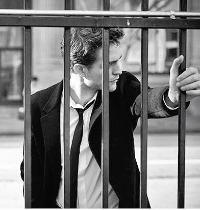 socalmom2four's tweet photo. Another #BTS shot of #DiorRob2 https://t.co/1qeorHhzXU #RobertPattinson https://t.co/kbsyHzEqmg