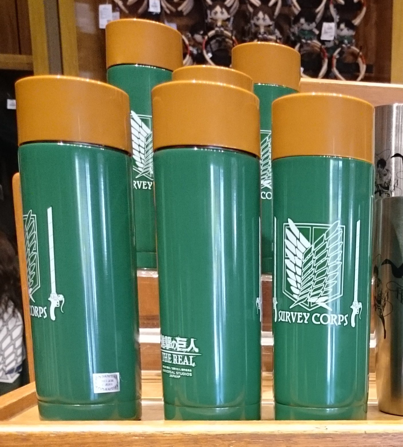 Usj小ネタ 進撃の巨人 お弁当箱2900円 水筒3500円 タンブラー20円 マグカップ1500円 まとめて購入は可なりキツイですが欲しくなりませんか Usj ユニバ クールジャパン T Co Hg1dmmg43c