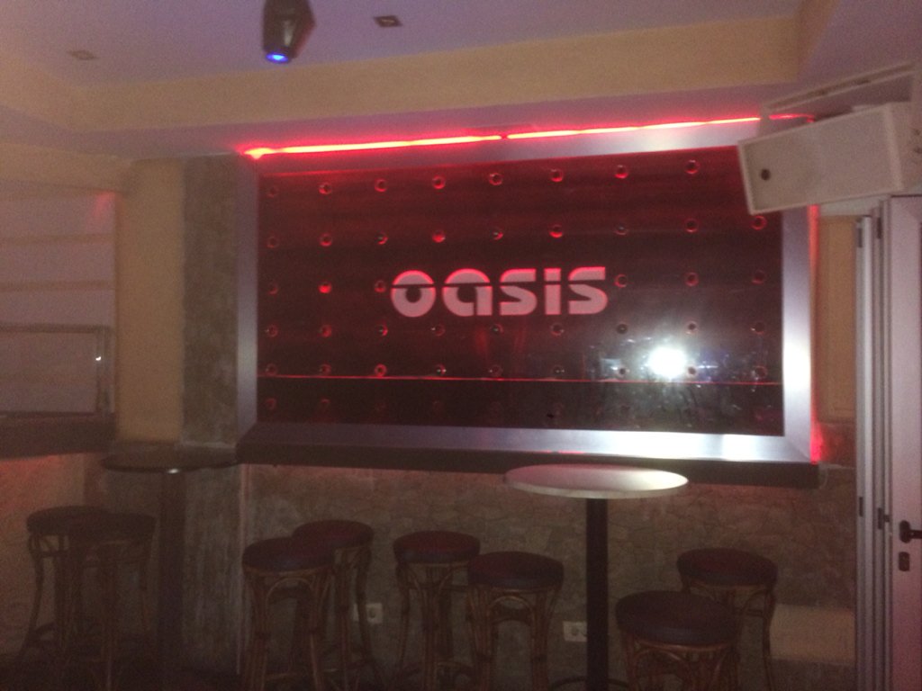lee_robertson's tweet photo. @oasis rotten bar in Tenerife playing off your name, not an oasis tune in earshot! Shut them down! https://t.co/I1u7ng8Qgc