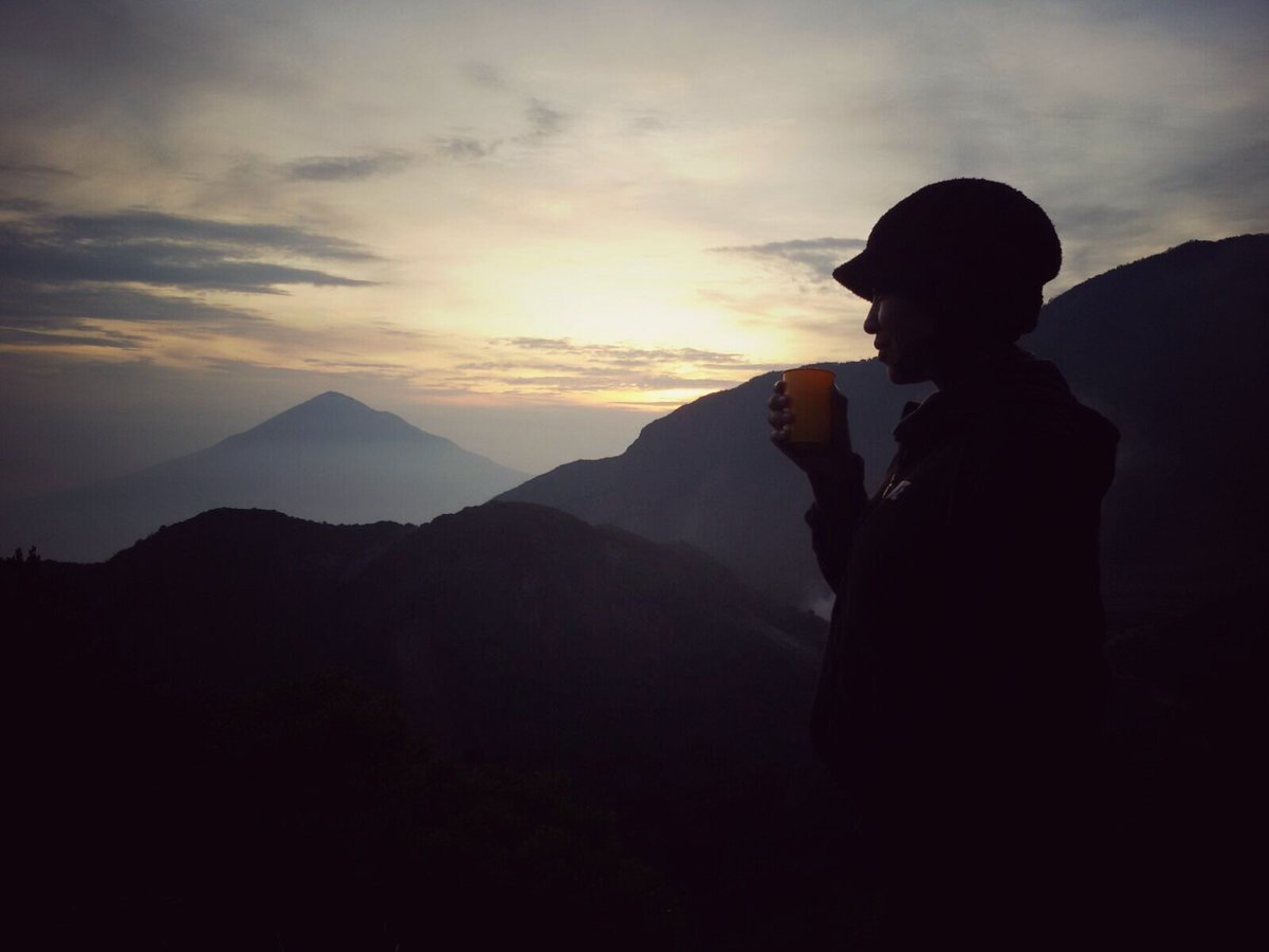 PendakiCantik's tweet photo. RT @mirra_azzura: kopi & ketinggian adlh kombinasi yg paling menyenangkan.loc: tebing soni Gn.papandayan #FunHiking https://t.co/SYv4yCQGE7