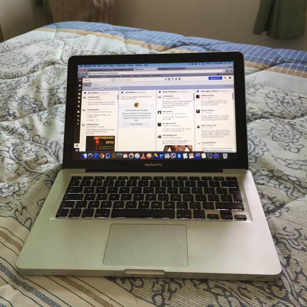 teaboyproject's tweet photo. The office. Sick day. #office #theoffice #macbook #macbookpro #mac #bed #duvet #sick #illn… https://t.co/CdxFu0UcKo https://t.co/gG9HON3OGl