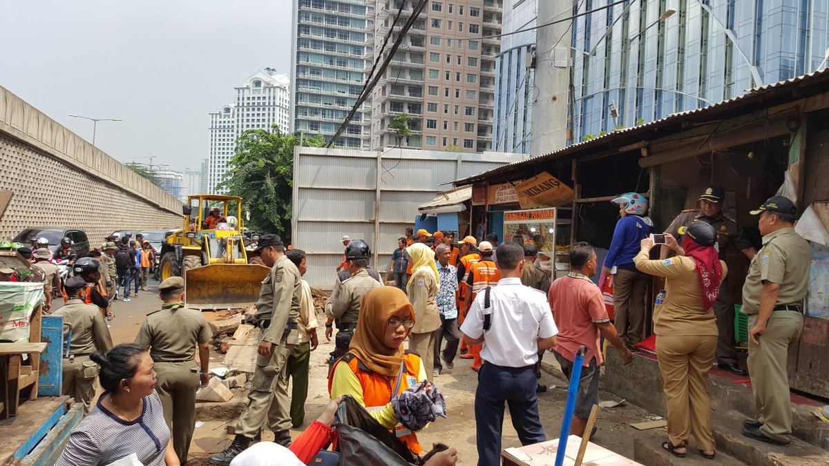 Camat Tn Abg bersama Kasatpol PP JP memimpin penertiban lapak PKL Jl. KH Mas Masnyur, Karet Tengsin <a href="/BeritaJakarta/">Berita Jakarta</a>