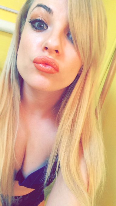 Being silly on set today. https://t.co/sjuOWL6tzD<a href="/tag/practicesafesex"class="tags"><span>#practicesafesex</span></a>