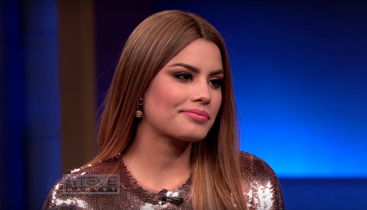 NYMag's tweet photo. Steve Harvey apologizes to Miss Colombia who accepts but encourages better reading practices https://t.co/N5mKsBOBTY https://t.co/zv1KsIQchB