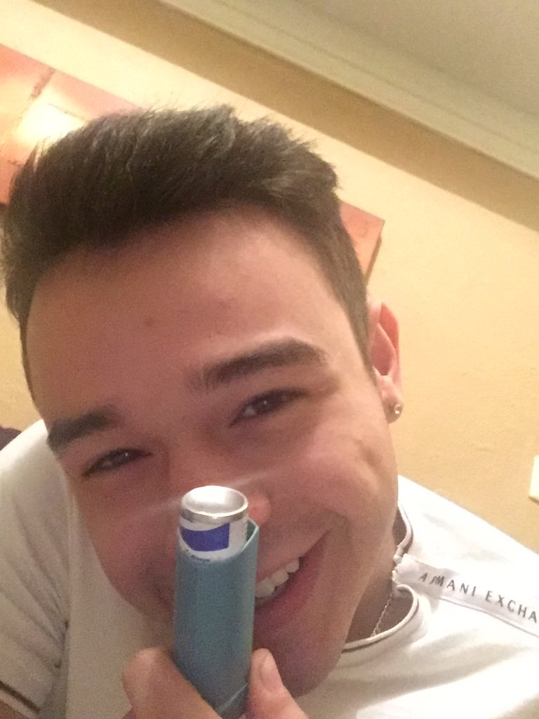 HmGerardo's tweet photo. Te necesito para respirar, y siento que me ahogo si no estás 🎤🎤 https://t.co/CAsEbQFSRH
