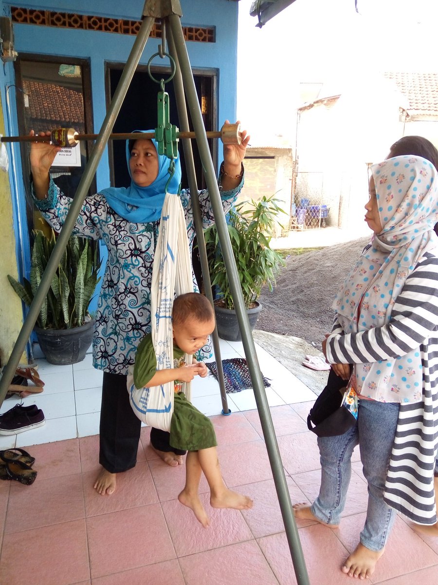 Penimbangan Balita Posyandu Cempaka 6 di RW 06 Kel.Pasirjati Kec.Ujungberung Bdg.. <a href="/OmiRusmiati/">Omi_Rusmiati</a> <a href="/ridwankamil/">Ridwan Kamil</a>